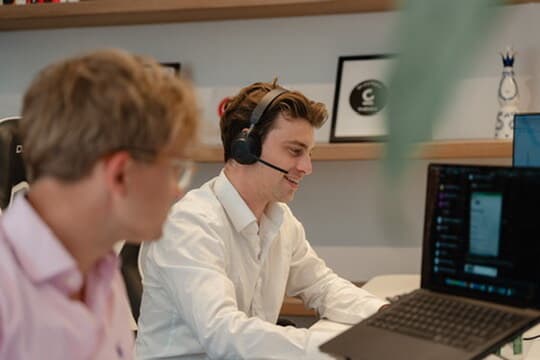 Beratungsgespräch per Headset im Office